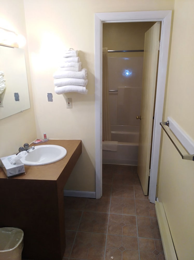 Econo Lodge Hornell 15/41