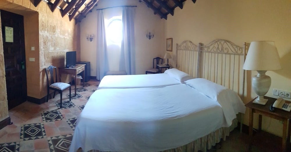 غرفة قياسية بسريرين منفصلين