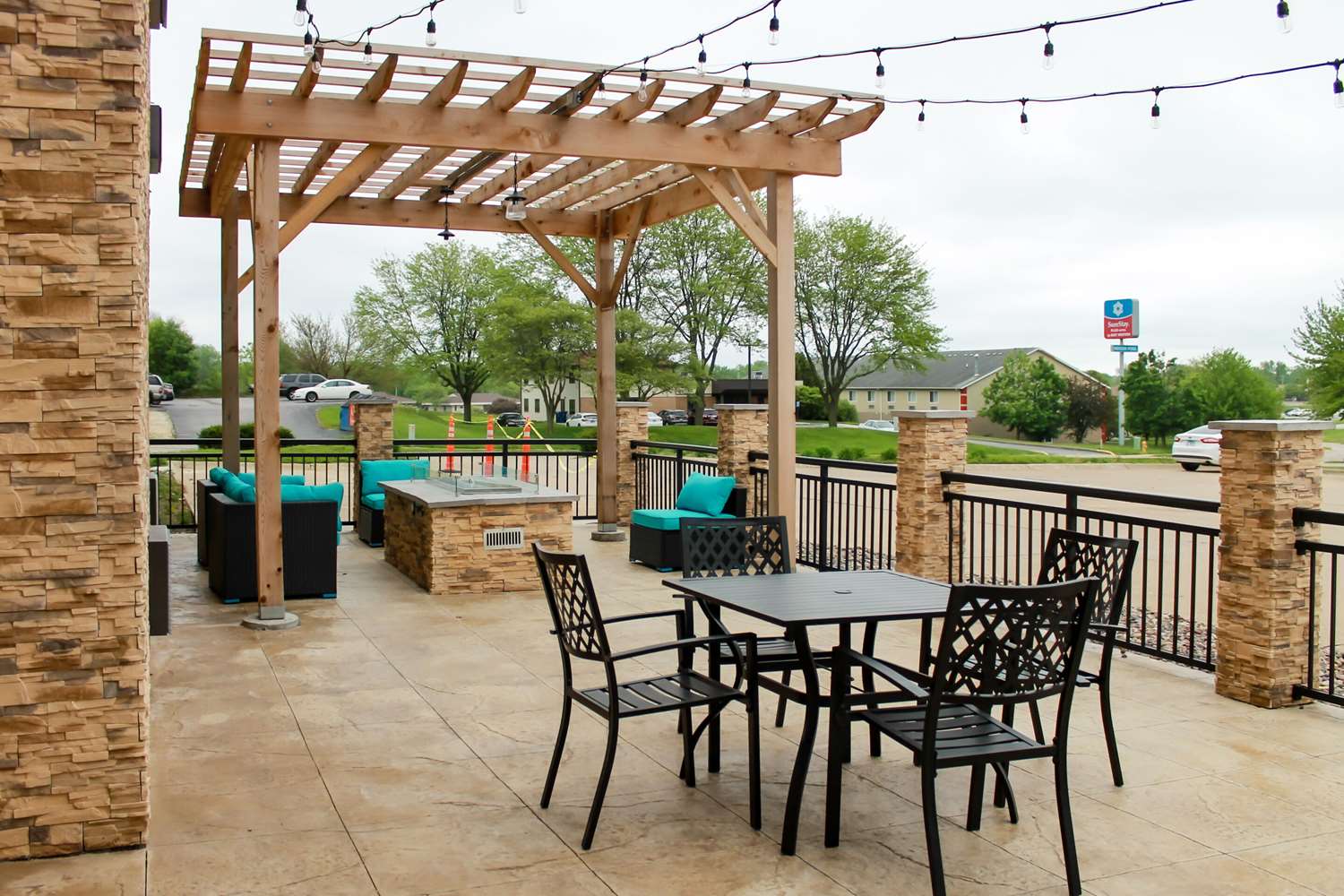 Clarion Pointe Bettendorf - Quad Cities 6/9