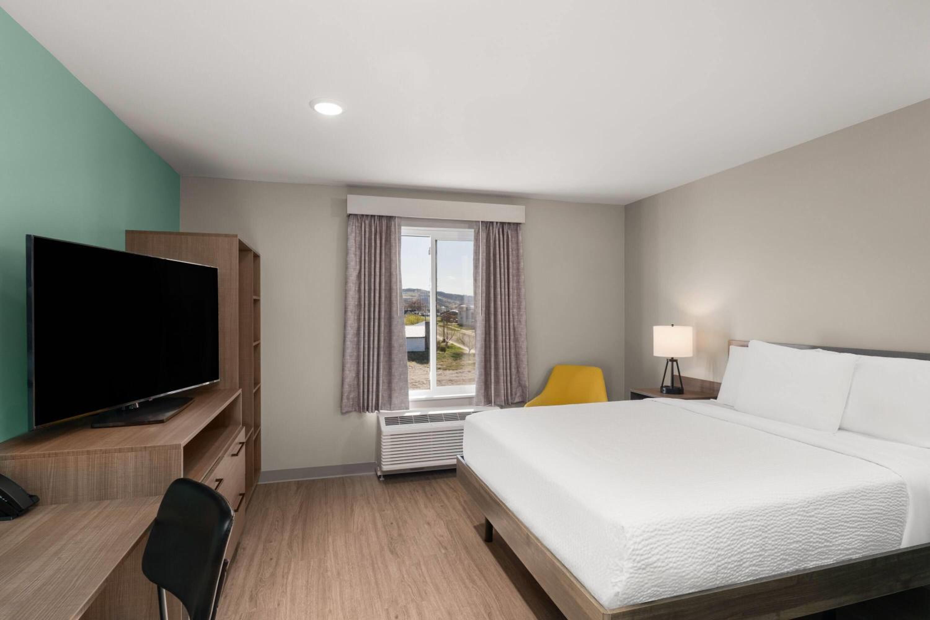 غرفة بسرير كوين لذوي الإعاقة