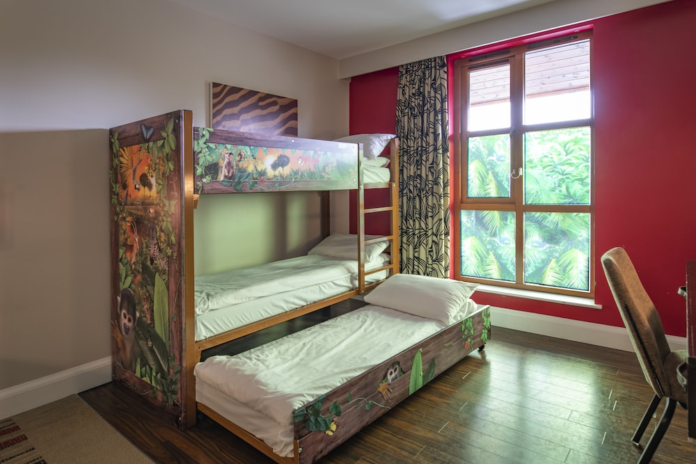 Chessington Resort Hotels 49/90