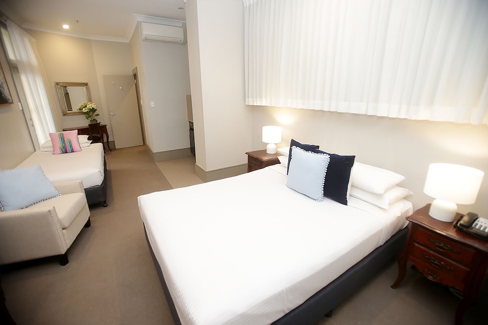 FAMILY SUITE, STUDIO, 1 QUEEN AND 1 SINGLE BED