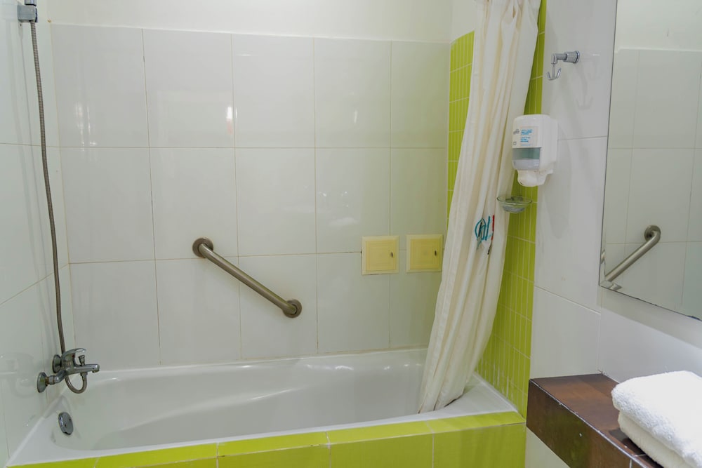 Coral Reef Hotel 53/58