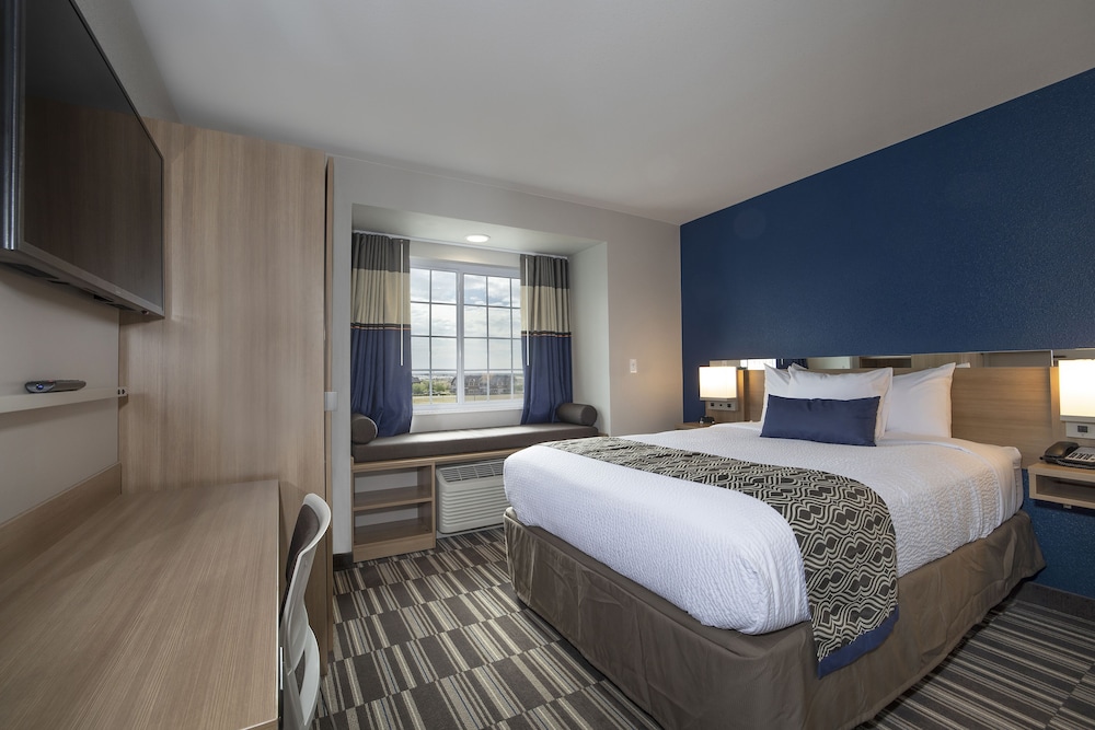 Room, Queen Bed, East View