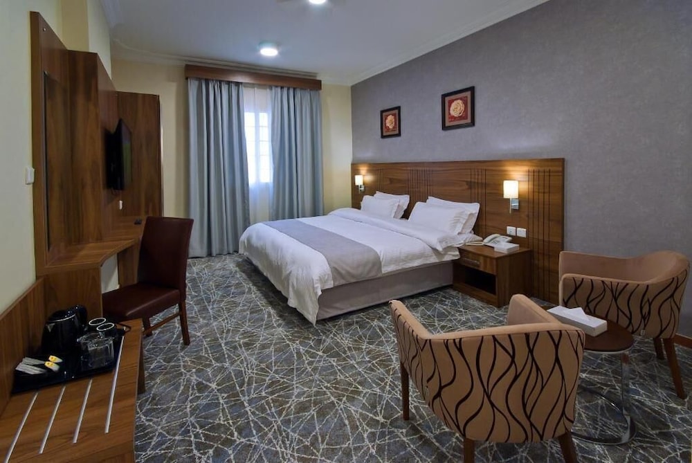 2 Bedrooms, Elite, Suite, Twin Beds, King Bed, 2 Bathrooms 2/3