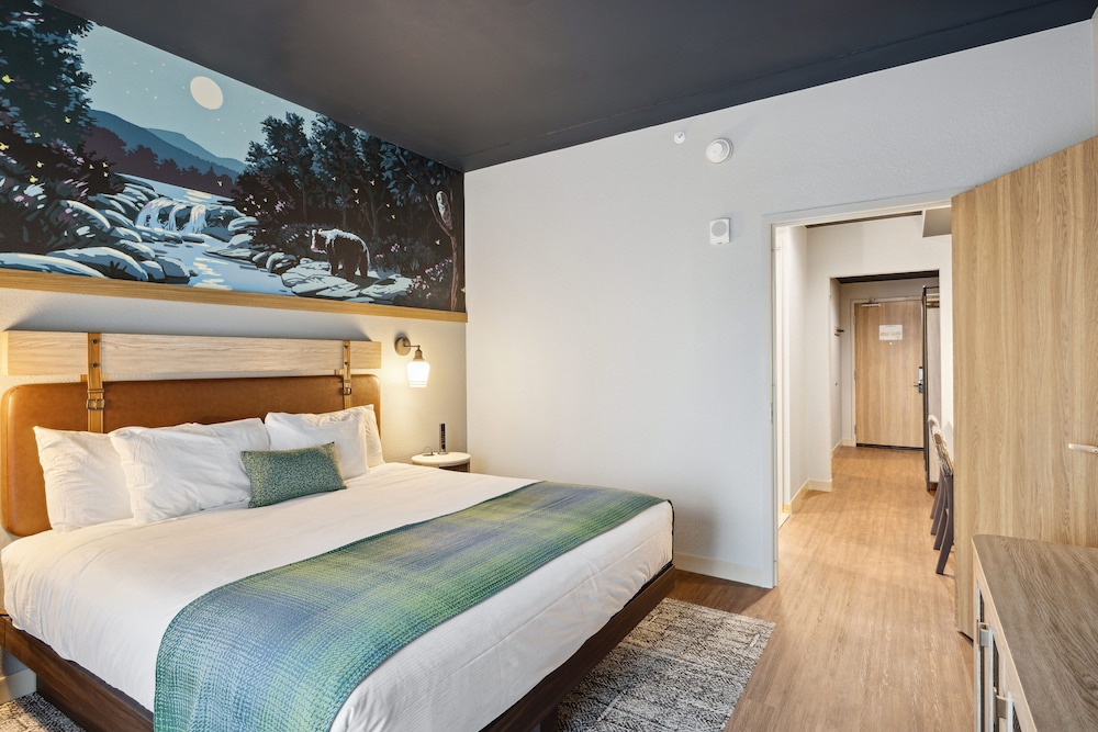 Theme, Family Suite, King Bed, Bunk Bed, Balcony, Accessible
