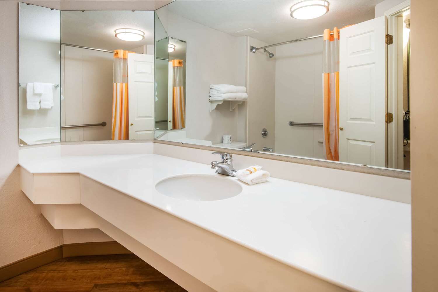 La Quinta Inn & Suites by Wyndham Colorado Springs South AP 32/33