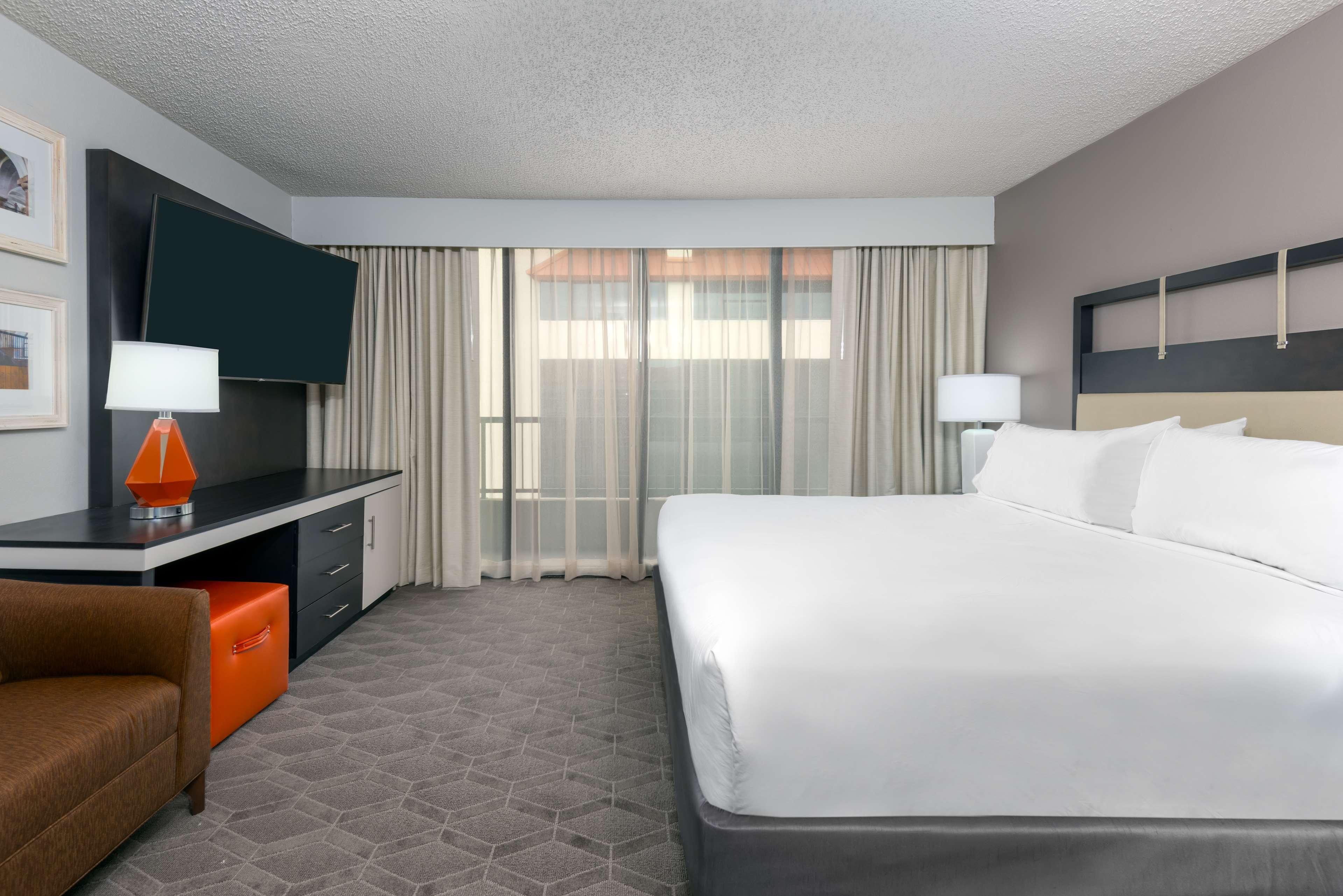 2 ROOMS, PREMIUM, SUITE, KING BED