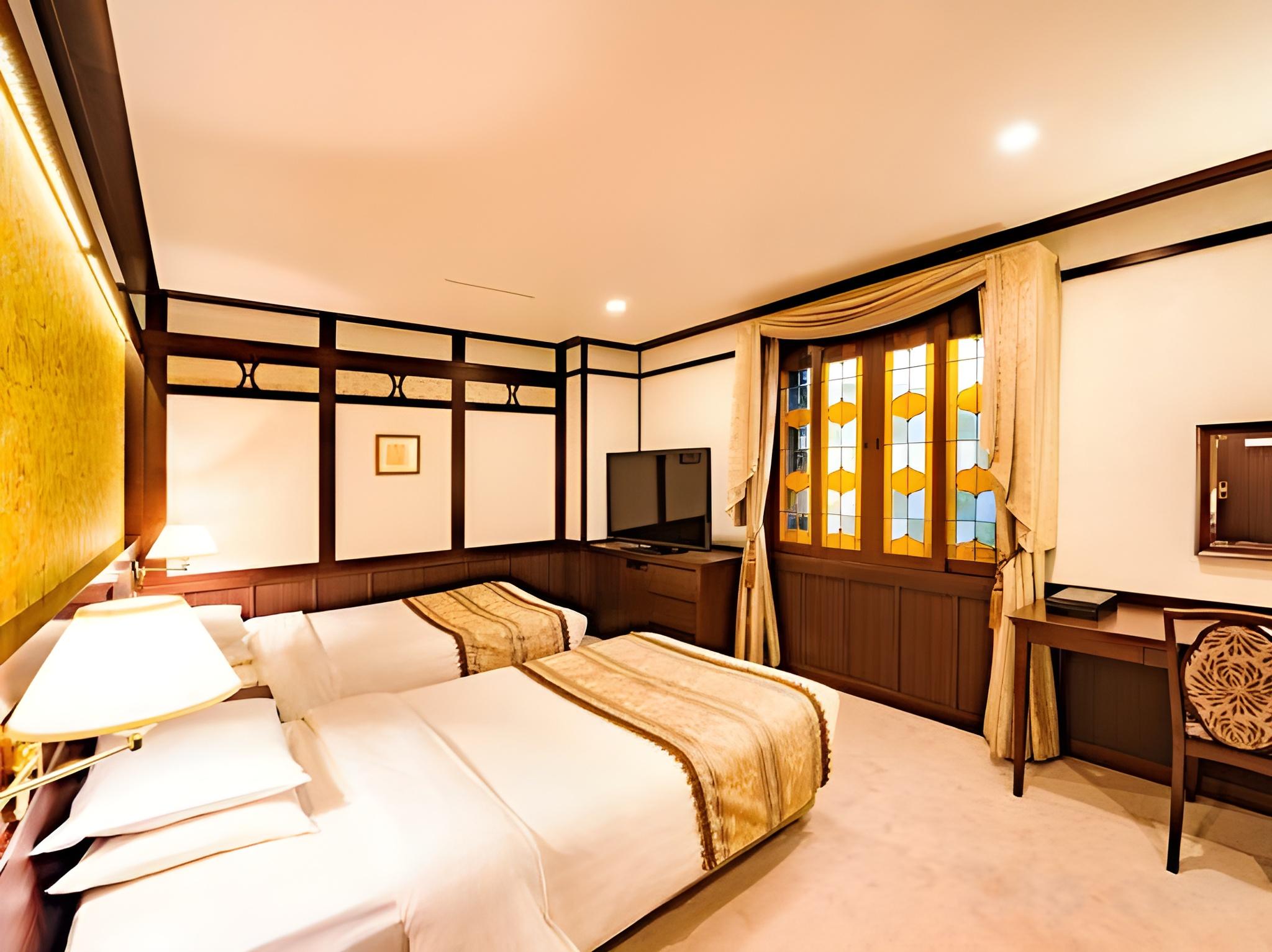 Romantic, Twin Beds