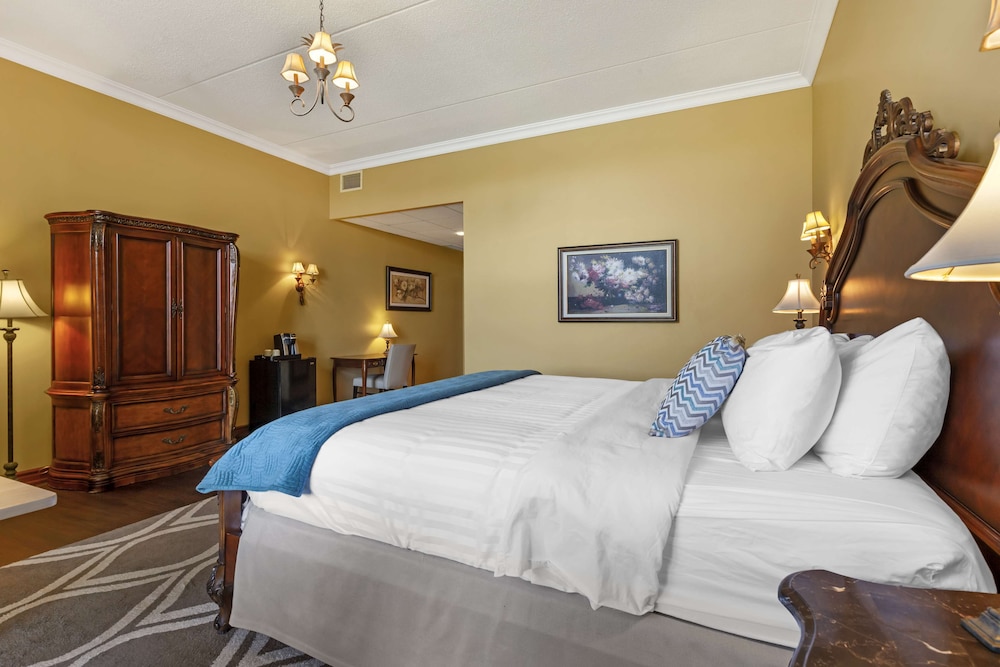 غرفة سيغنتشر بسرير كينج مع أريكة بحوض جاكوزي، Christies Mill Waterfront Resort and Spa 4/10