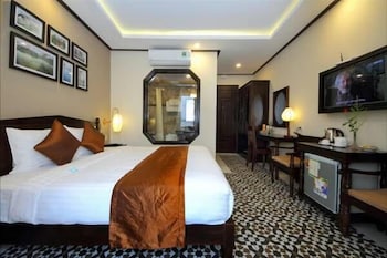 Golden Bell Backpacker Hotel and Pool Bar 38/59