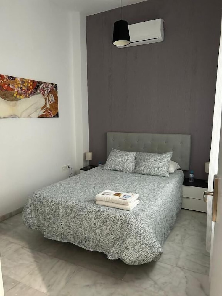 ECONOMY, DOUBLE BED, SHARED BATHROOM