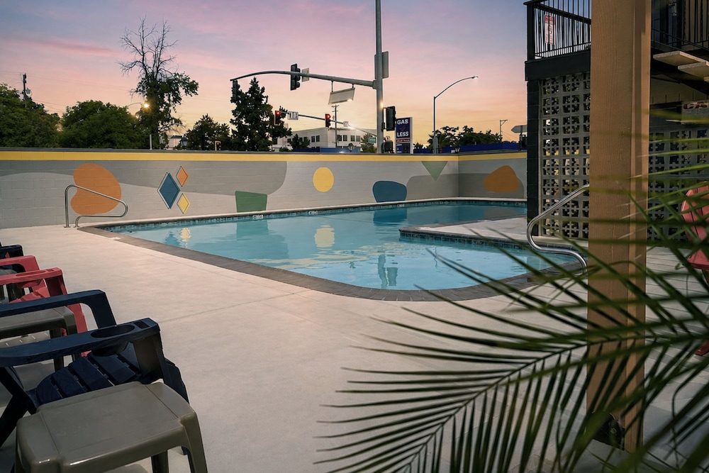Thunderbird Lodge 46/71