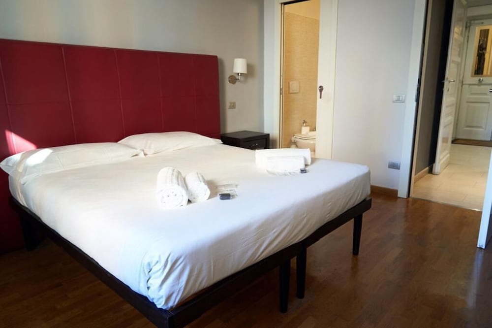 ROOM, DOUBLE OR TWIN BED
