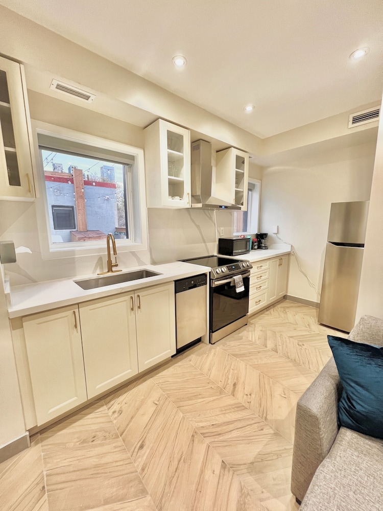 Toronto Rooms And Suites 2/49