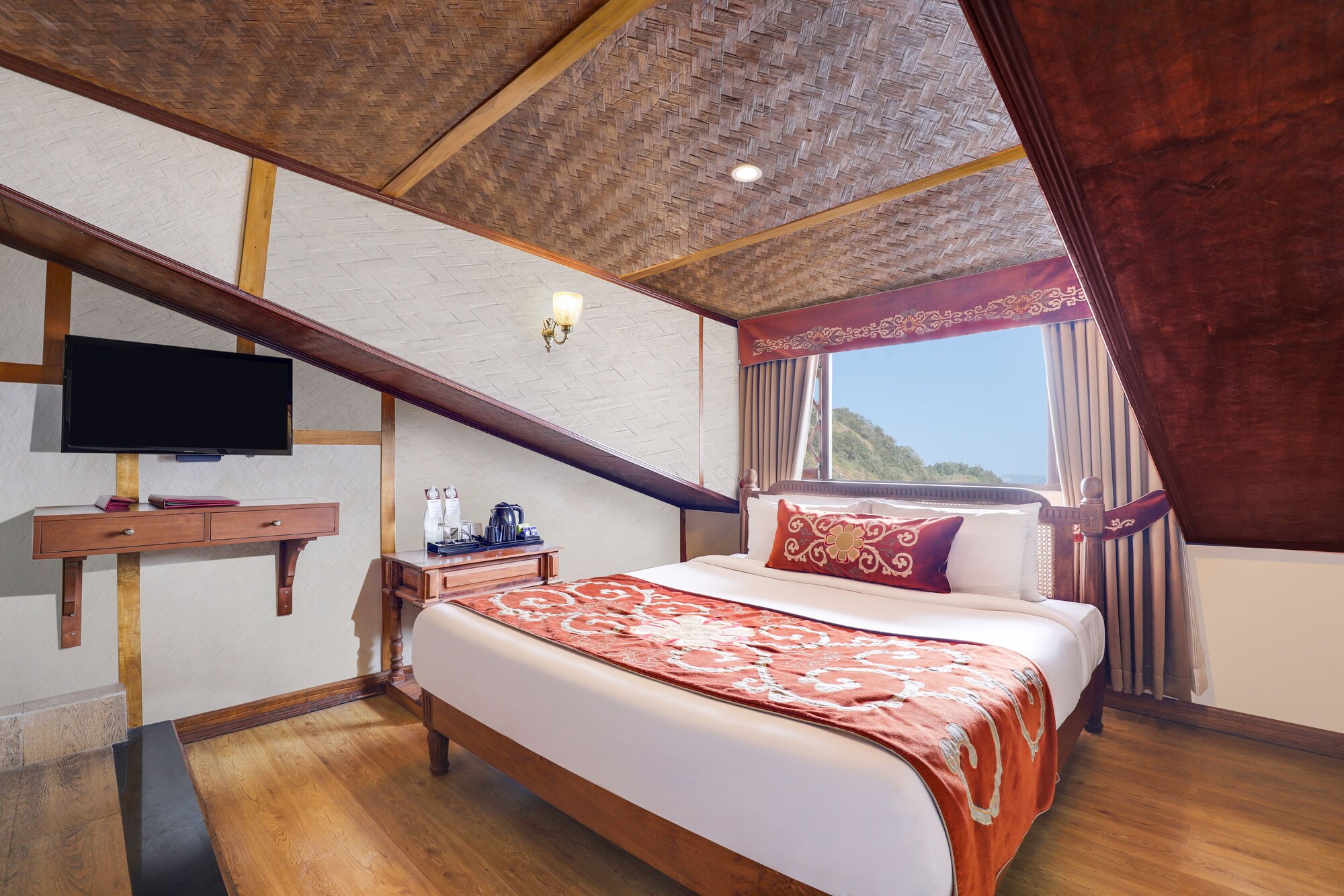 Family, 2 King Beds, Attic