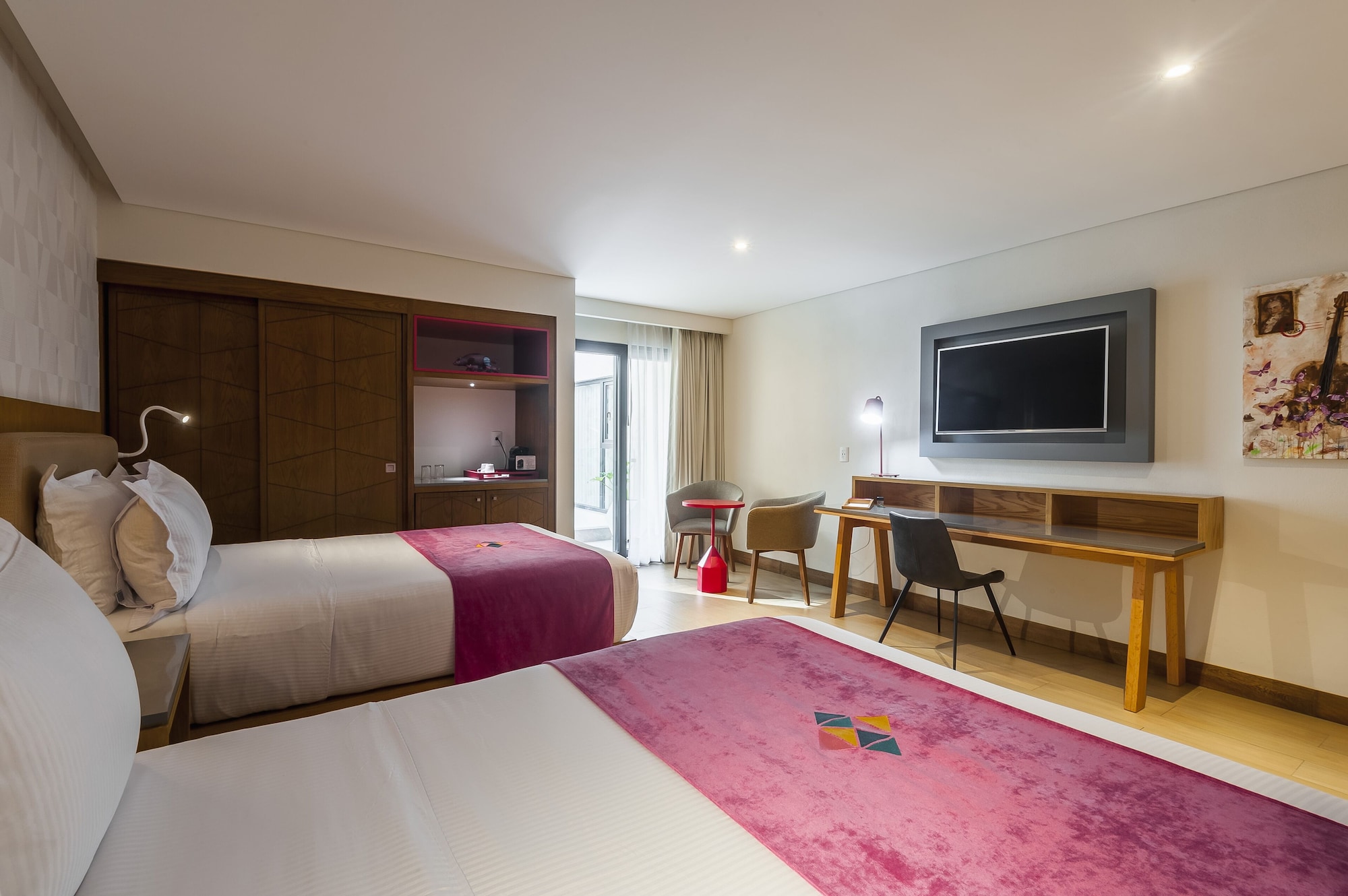 CITY, SUITE, 2 DOUBLE BEDS