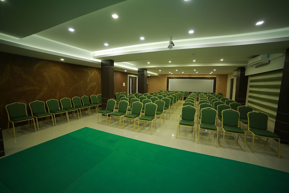 NAKSHATRA EMERALD INN GURUVAYUR 18/41