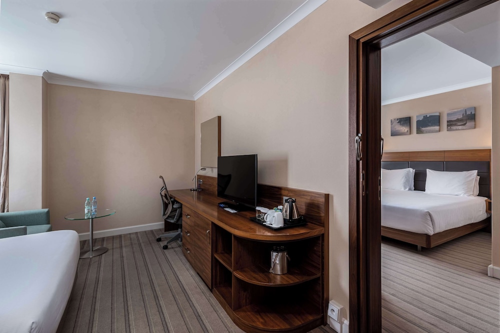 JUNIOR SUITE, KING BED