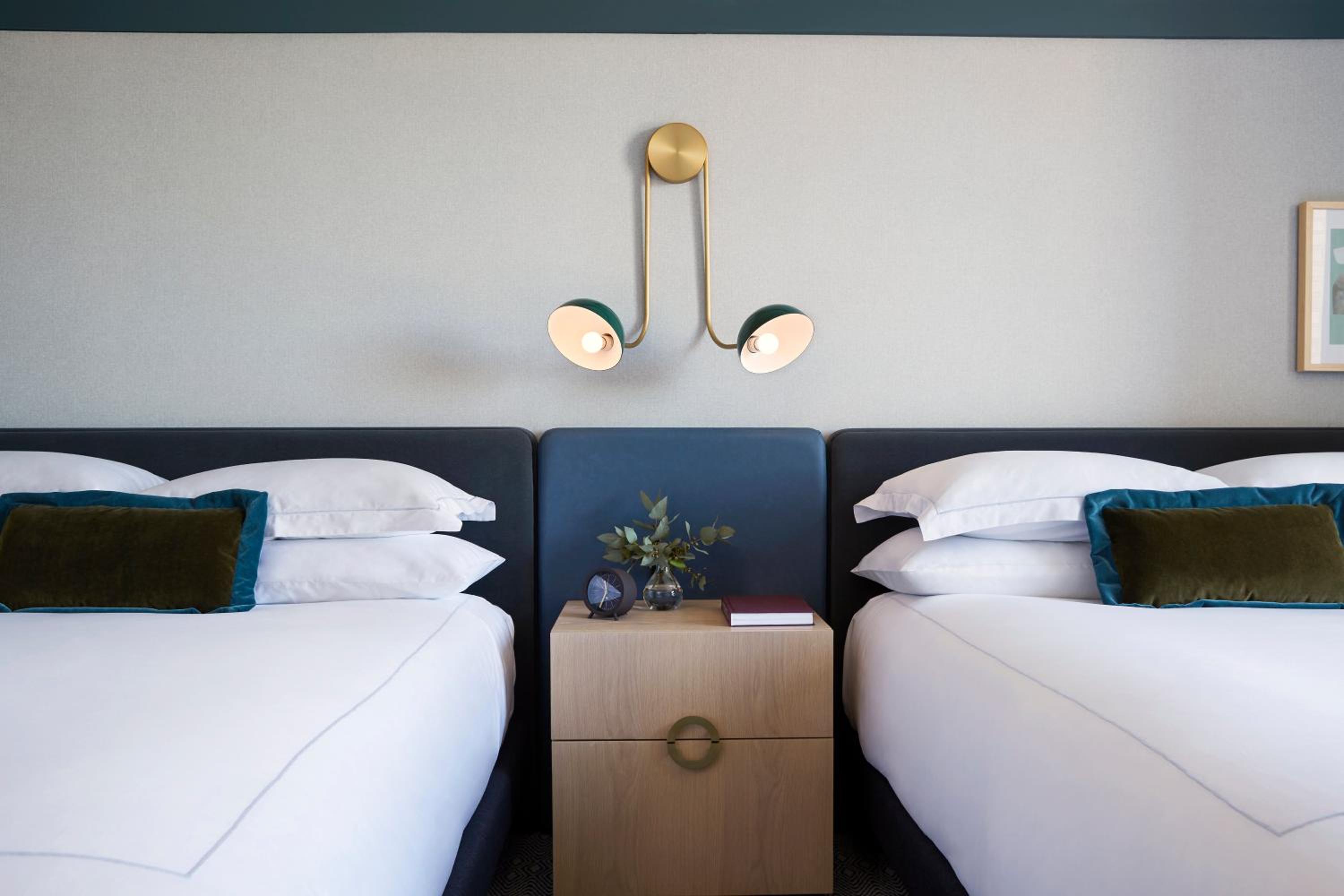غرفة بسرير كينج وسريرين كوين، Kimpton Saint George Hotel 3/8