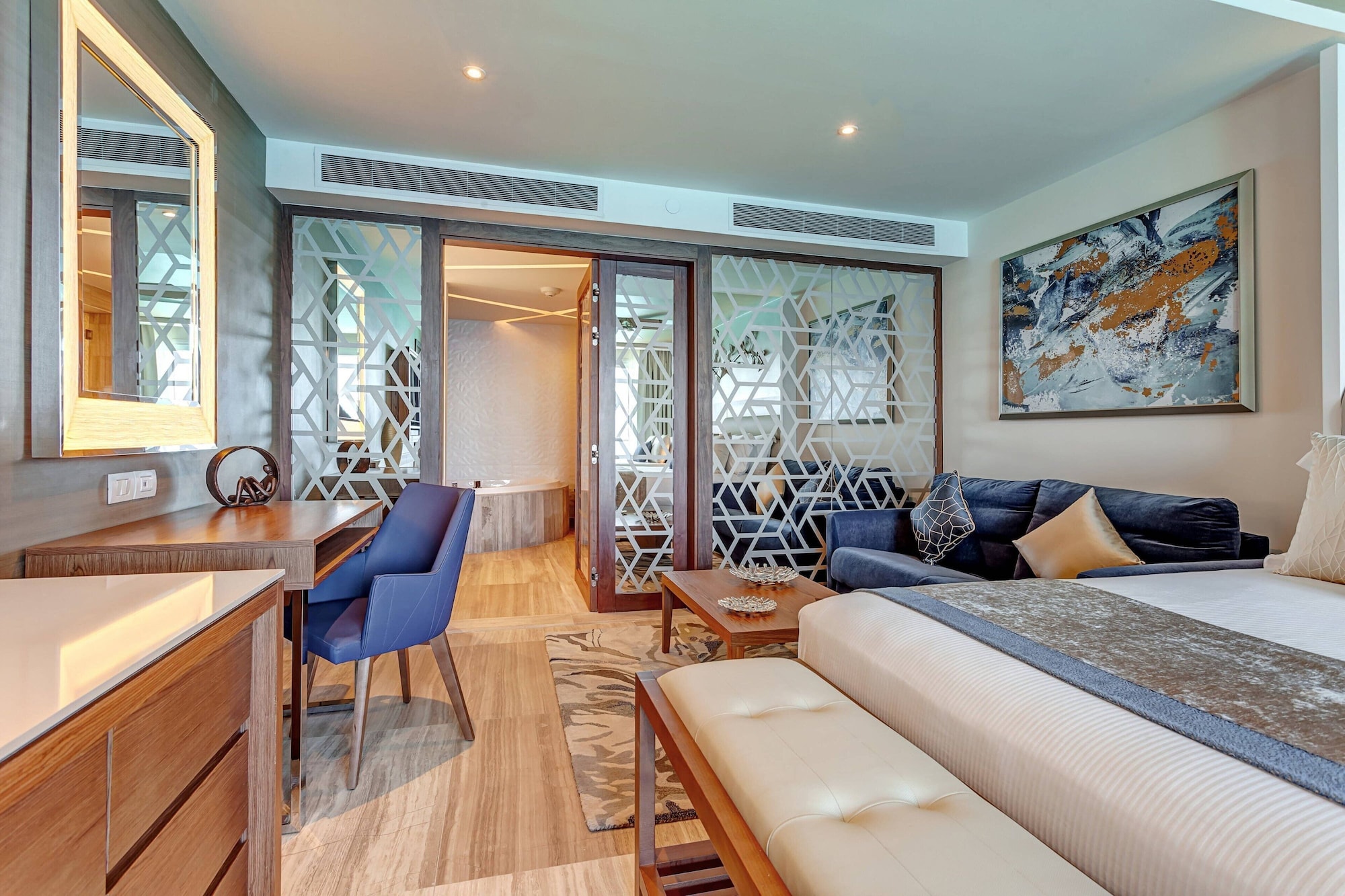 2 Bedrooms, Diamond Club, Chairman, Luxury, Suite, 1 King and 2 Queen Beds, Ocean Front, Sofa