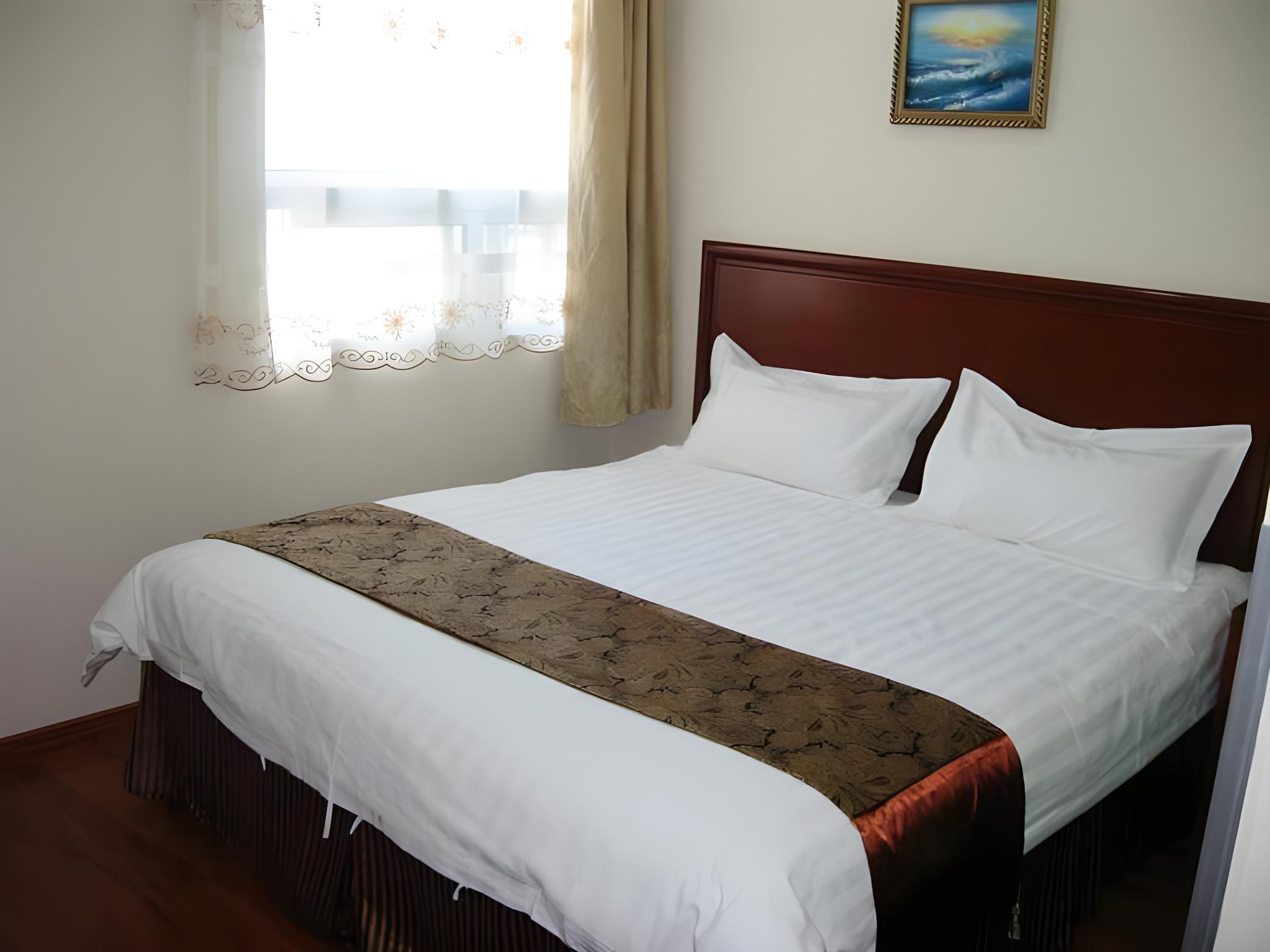GUEST ROOM, KING BED