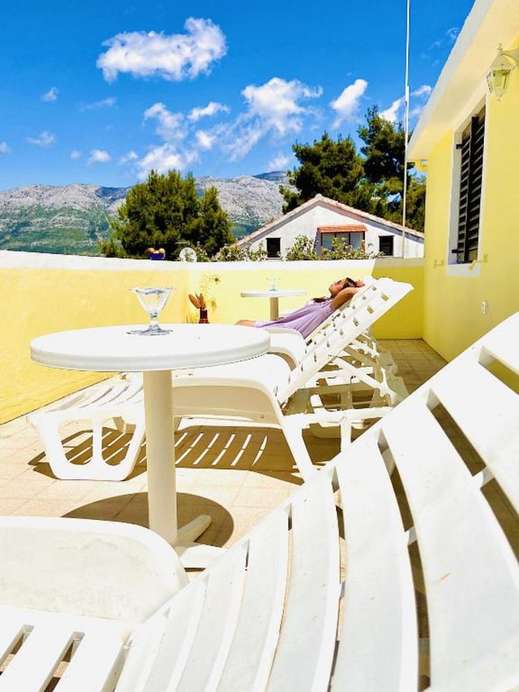 DRAGAN'S DEN HOSTEL 4/49