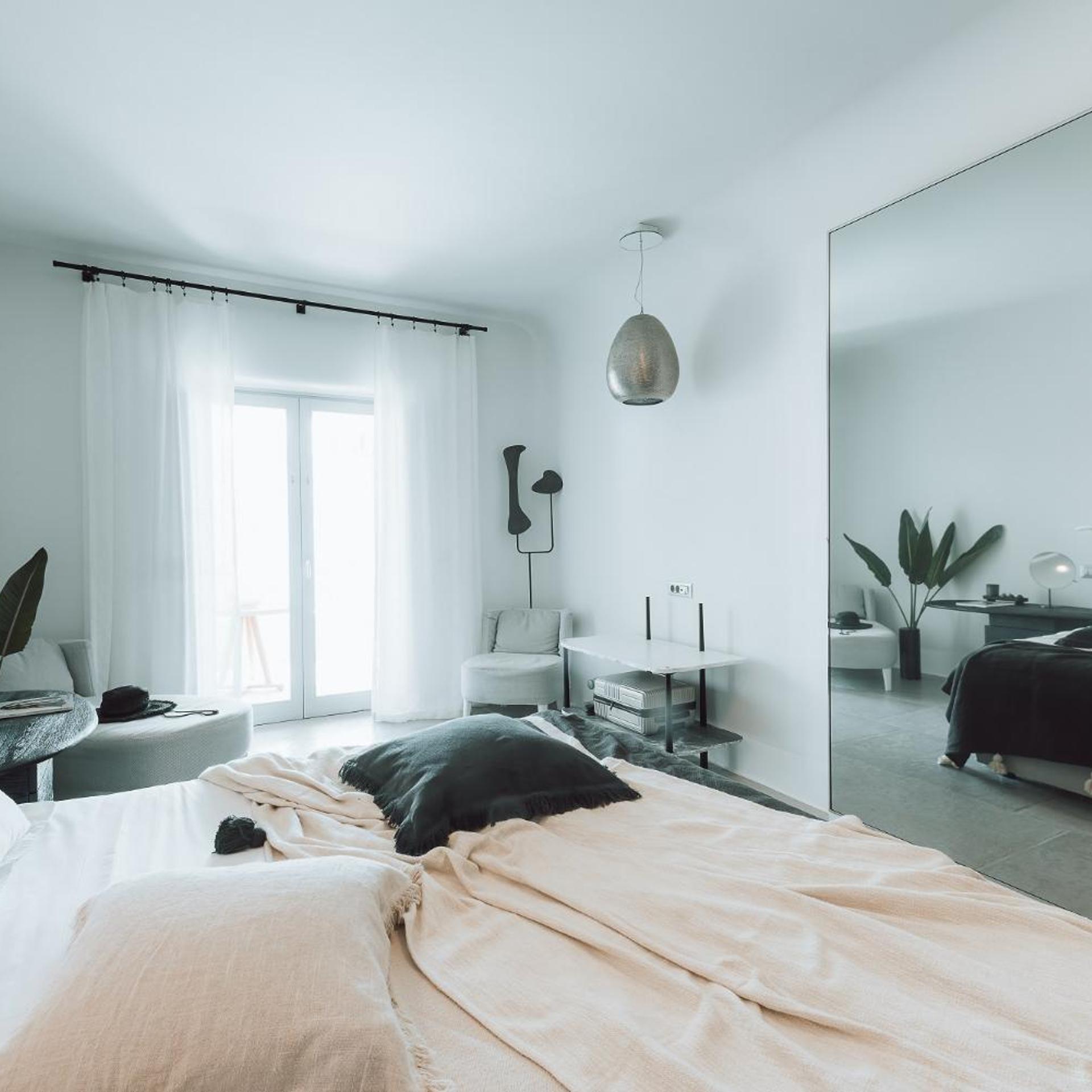 ROOM, DOUBLE BED