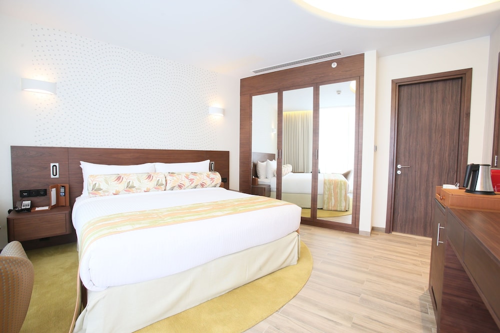 1 BEDROOM, PREMIUM, SUITE, PALM SEA VIEW, BALCONY, CLUB LOUNGE ACCESS