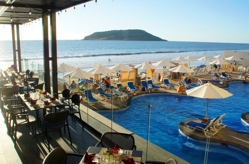 Royal Villas Resort Hotel 61/65