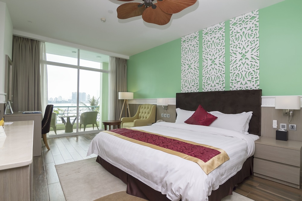 PREMIER, DOUBLE BED, LAKE VIEW
