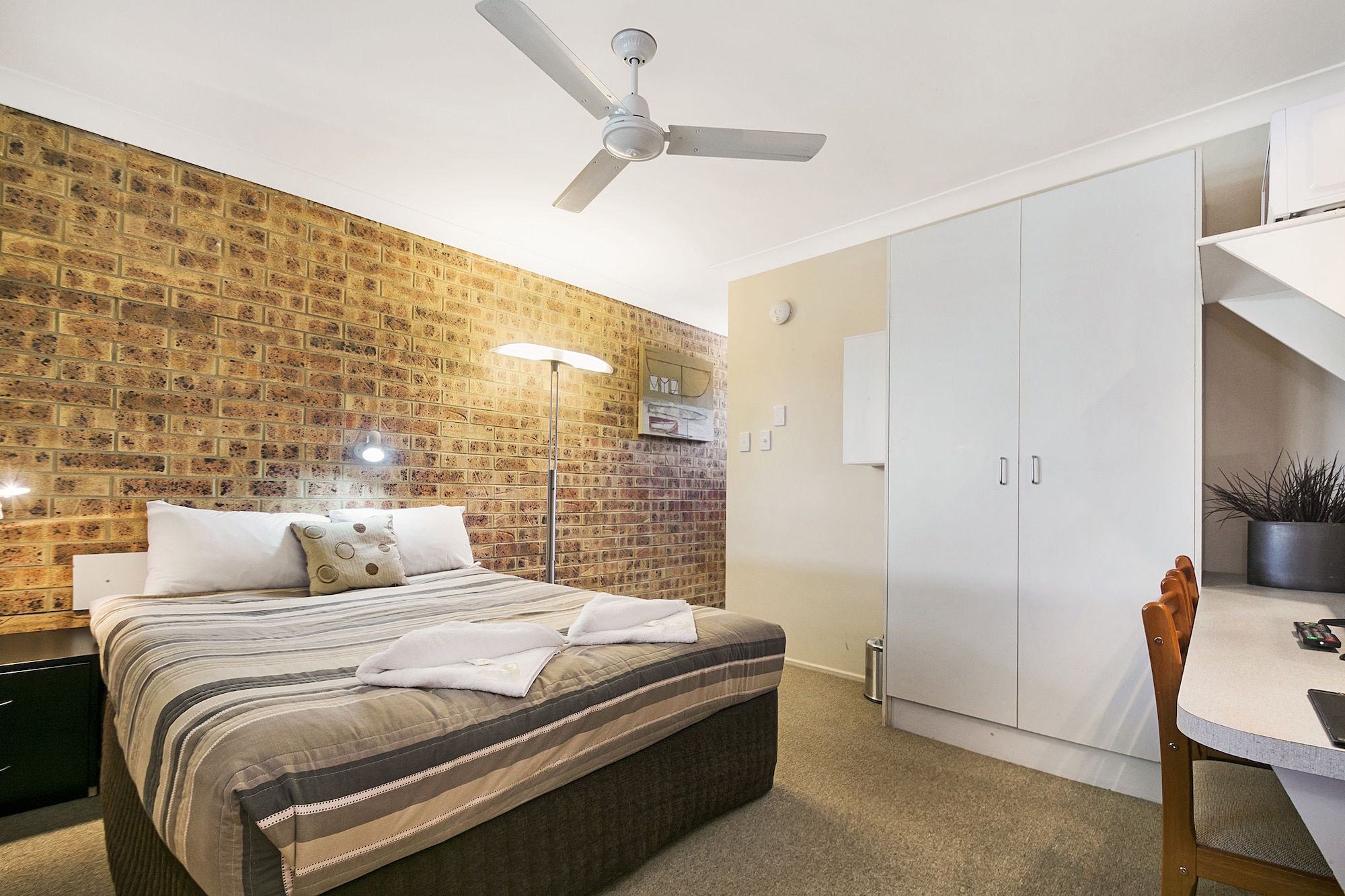 ROOM, DOUBLE BED