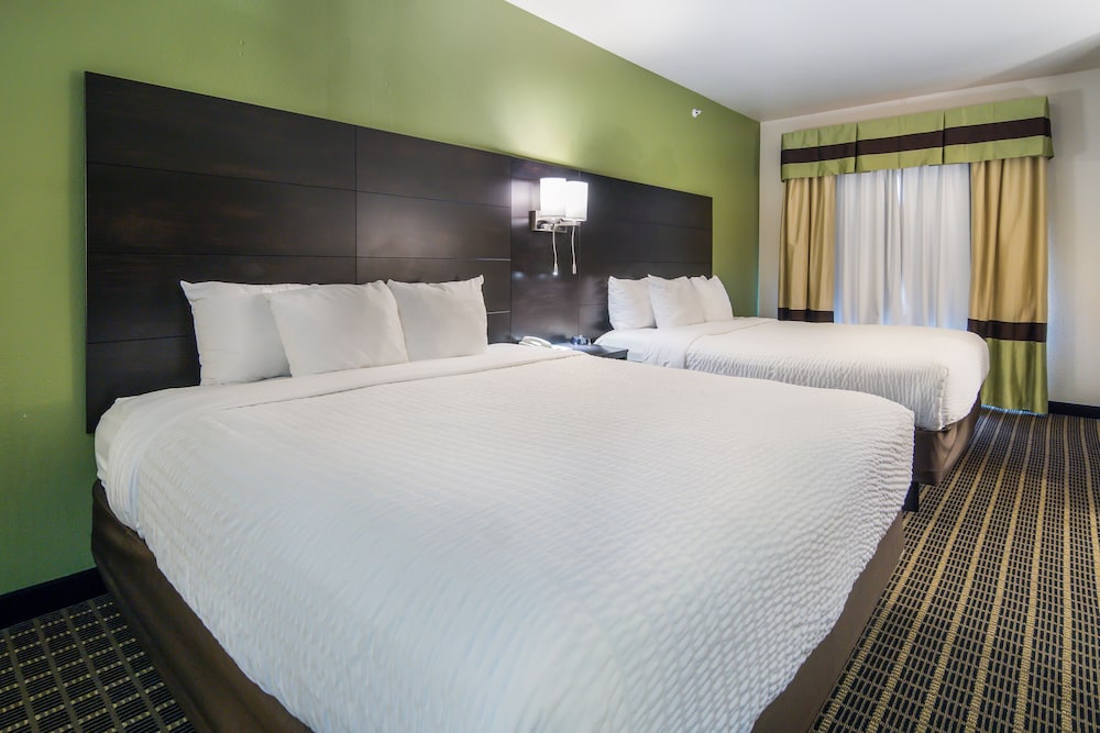 Clarion Inn & Suites Weatherford South 10/33