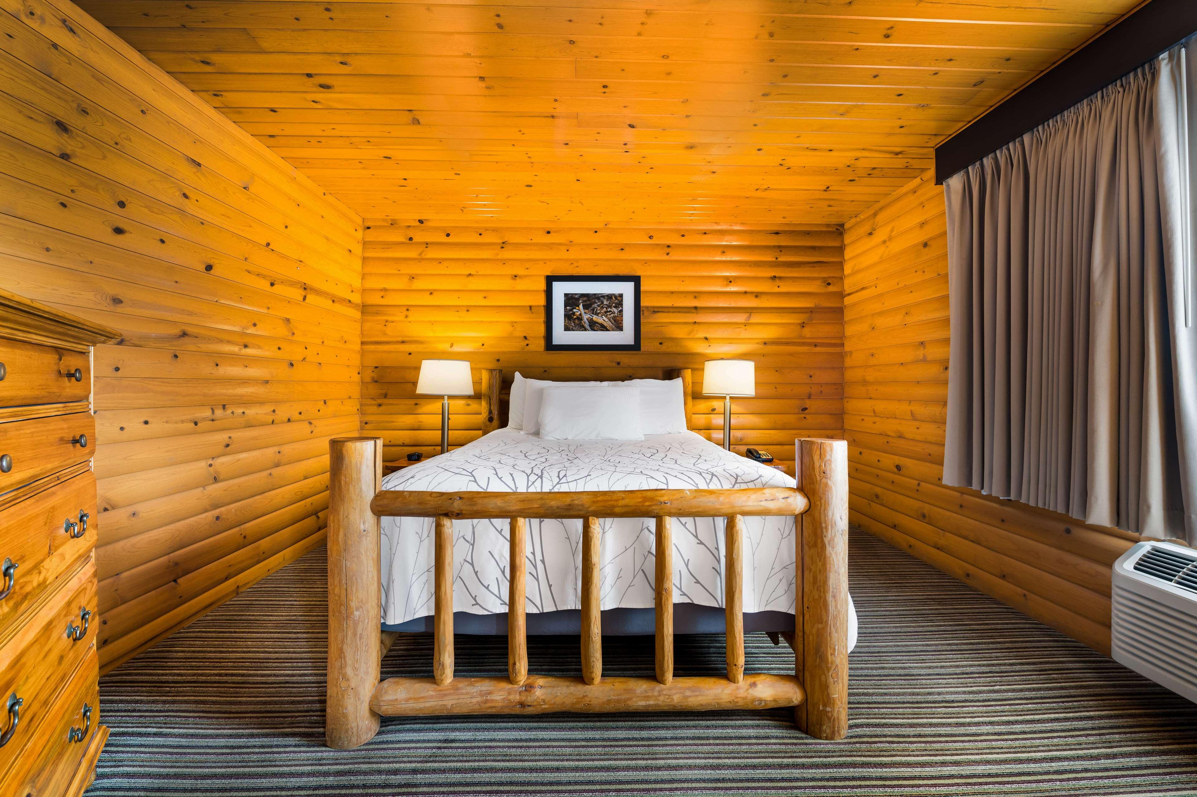 Theme, Queen Bed, Sofa, Jetted Tub