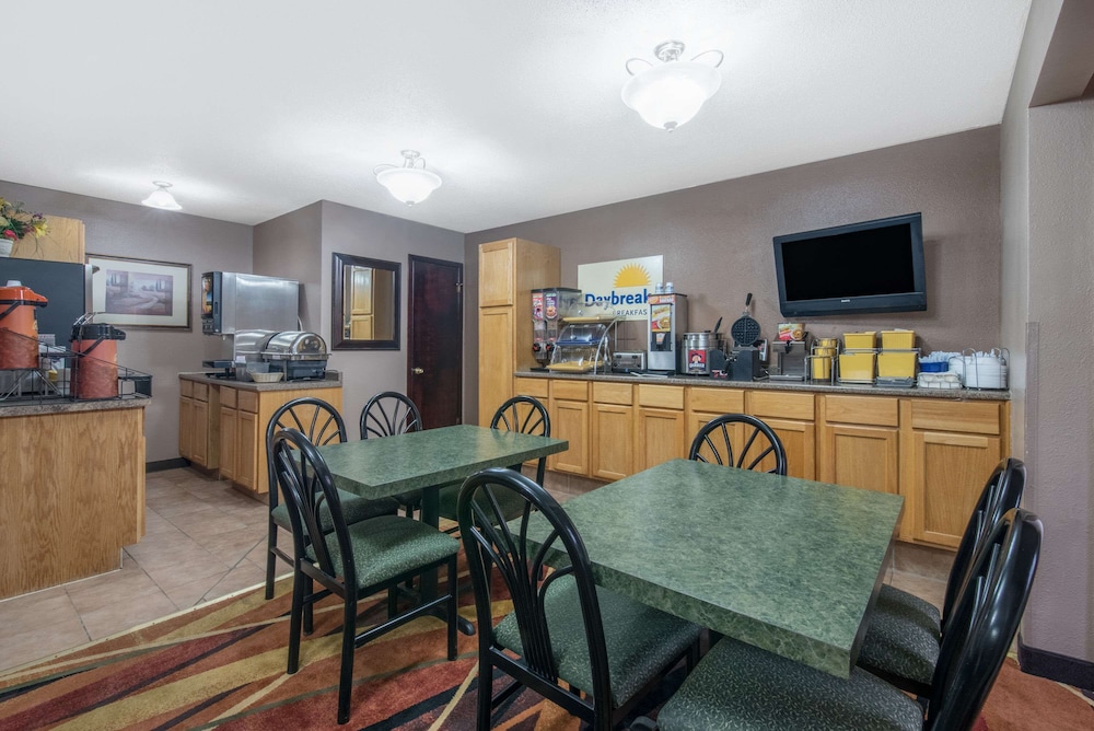 Days Inn by Wyndham Jamestown 33/37