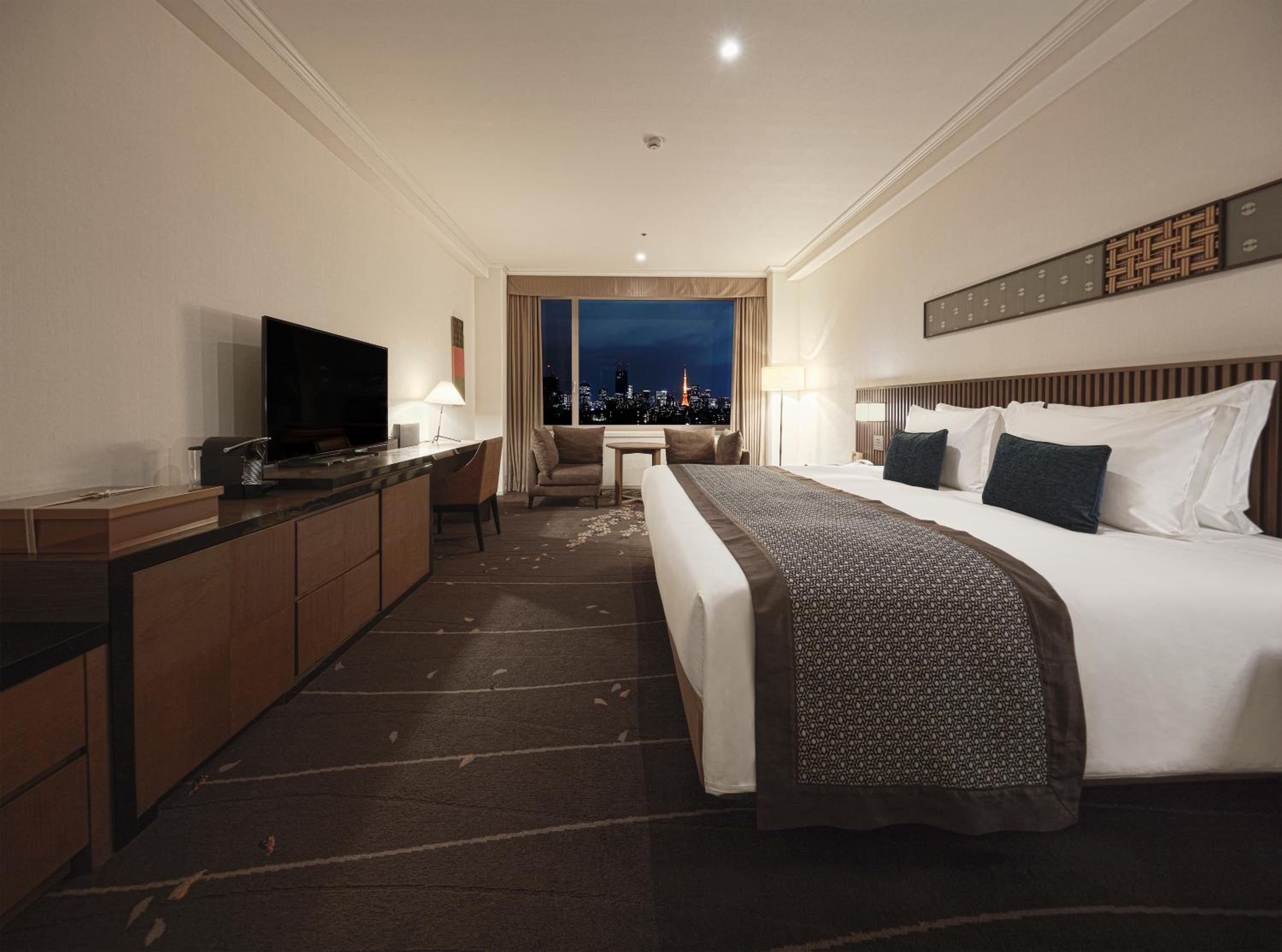 Executive, King Bed, Tower Side, Living Area, Lounge Access