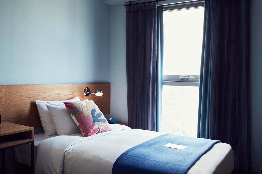 West, Single, Single Bed