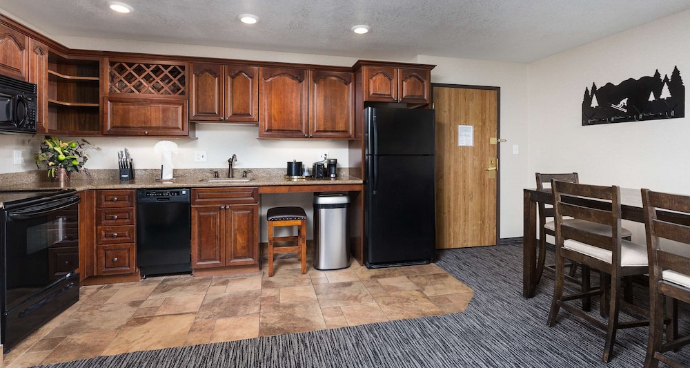Best Western Plus Landmark Inn 30/38
