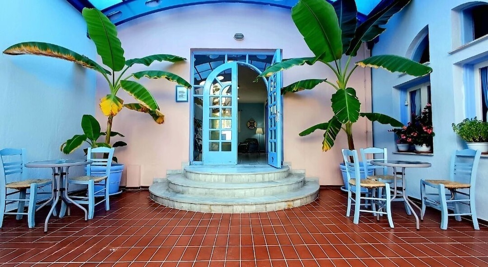 Dolphin Hotel 35/49