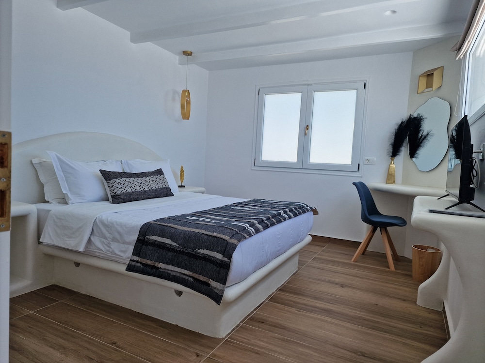 SIGNATURE, SUITE, QUEEN BED, SEA VIEW, OUTDOOR JETTED TUB