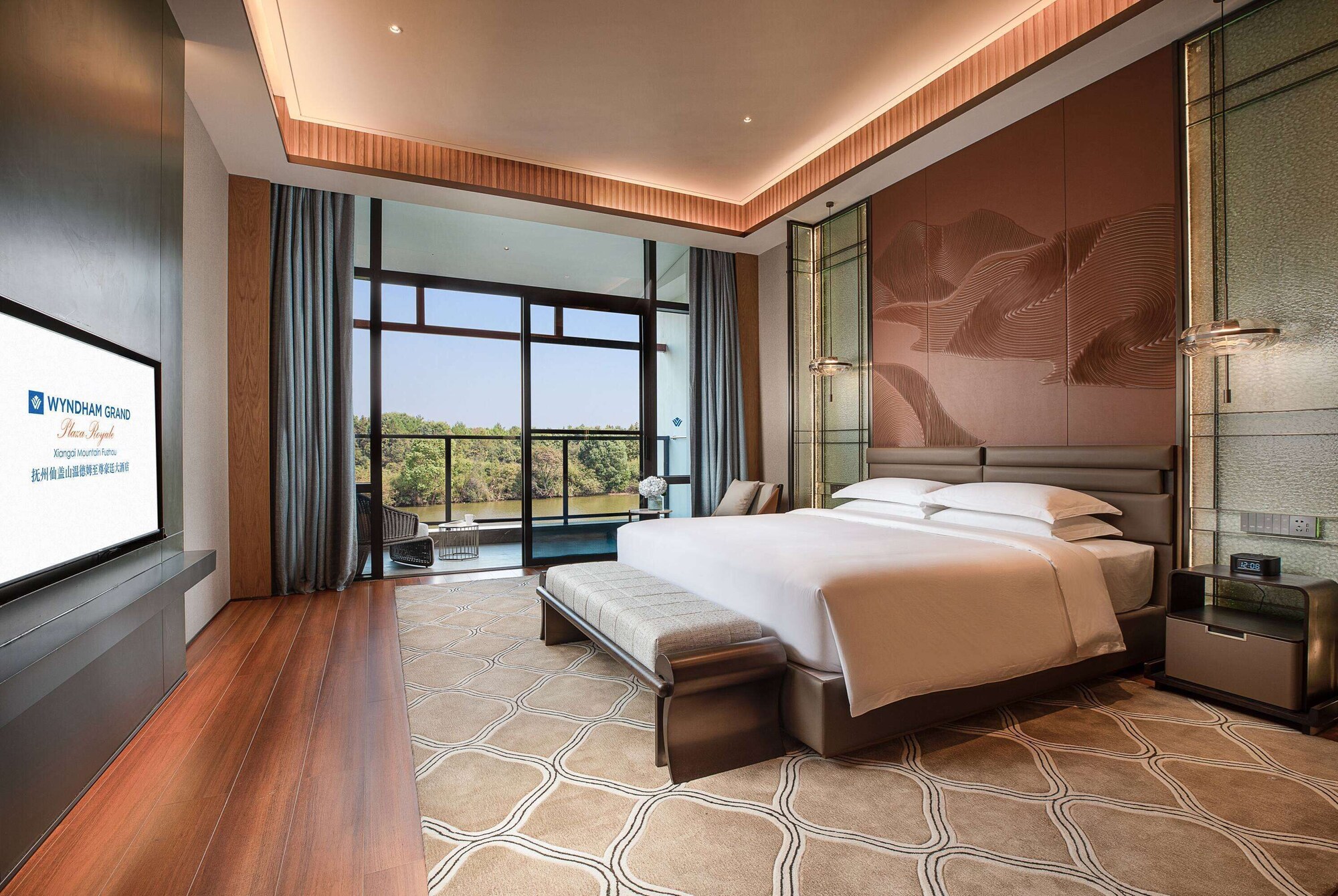 DELUXE, SUITE, KING BED, LAKE VIEW