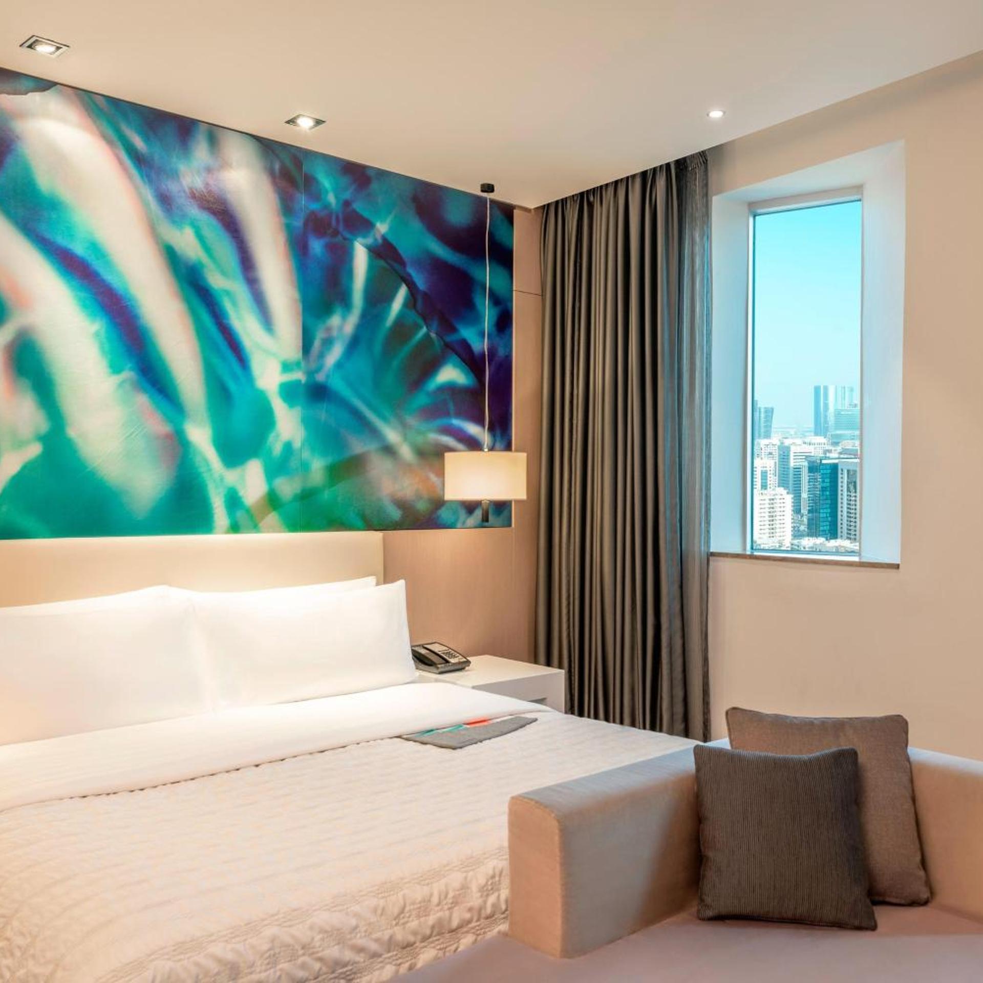Guest Room, King Bed, Queen Bed, City View, Corner