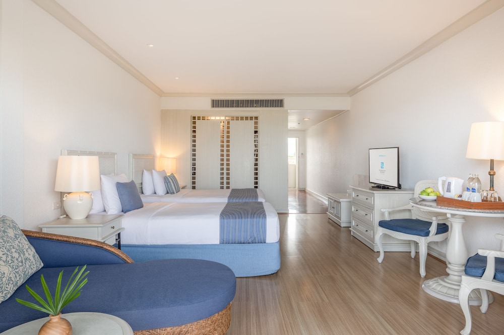 Regency, King Bed, Pool View