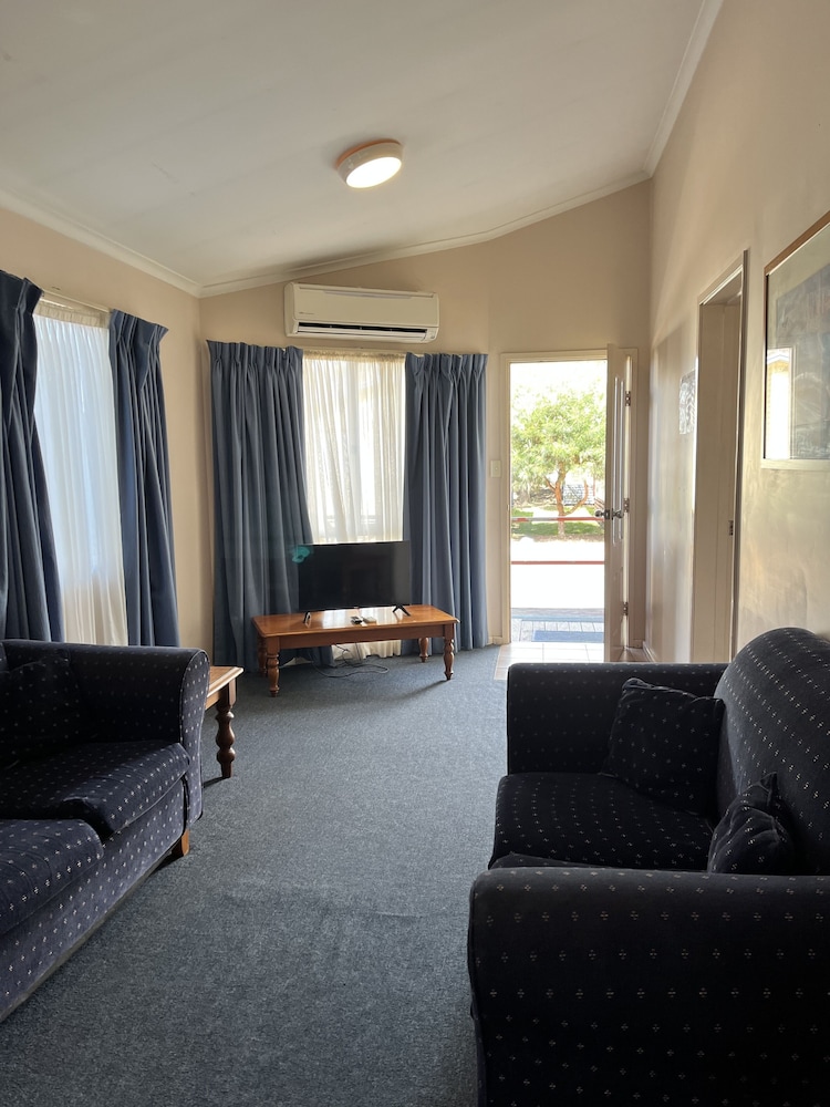 Nepean Shores Riverside Resort & Conference Centre 25/45