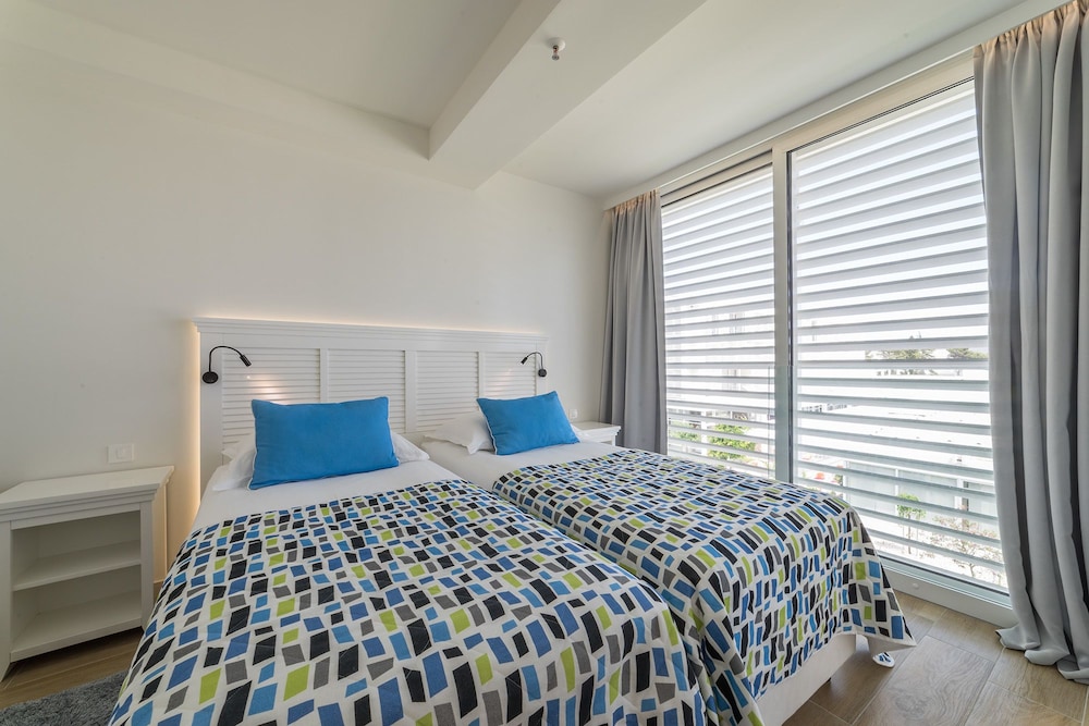 Connecting, 4 Beds, 2 Double or Twin Bed, Park or Courtyard View, French Balcony