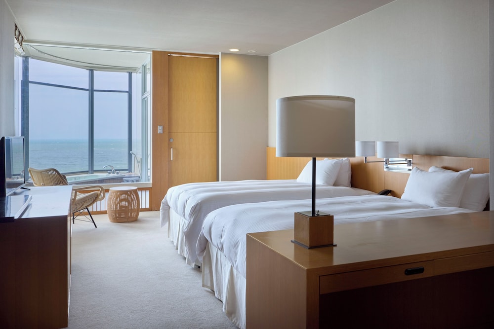 Room, Twin Beds, Beach Front, Bathtub