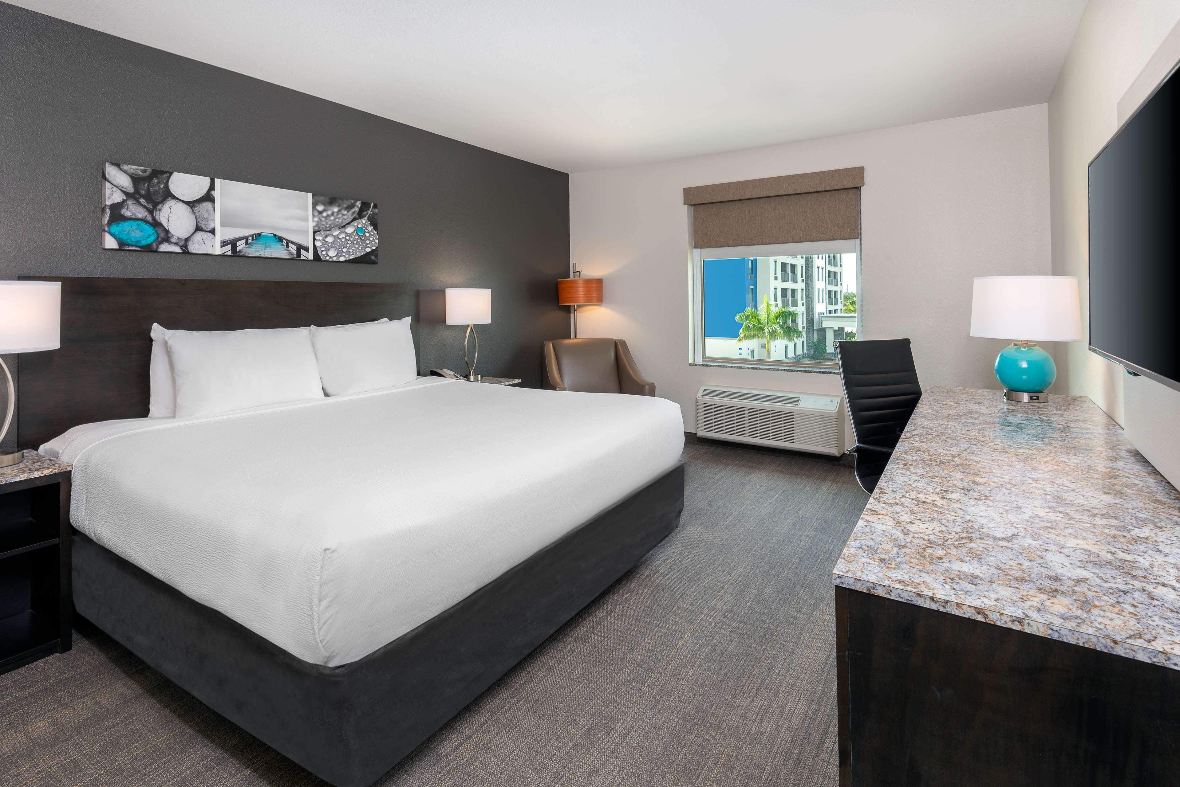 Room, King Bed, Caretta Landing Sarasota, an Ascend Collection Hotel 2/5