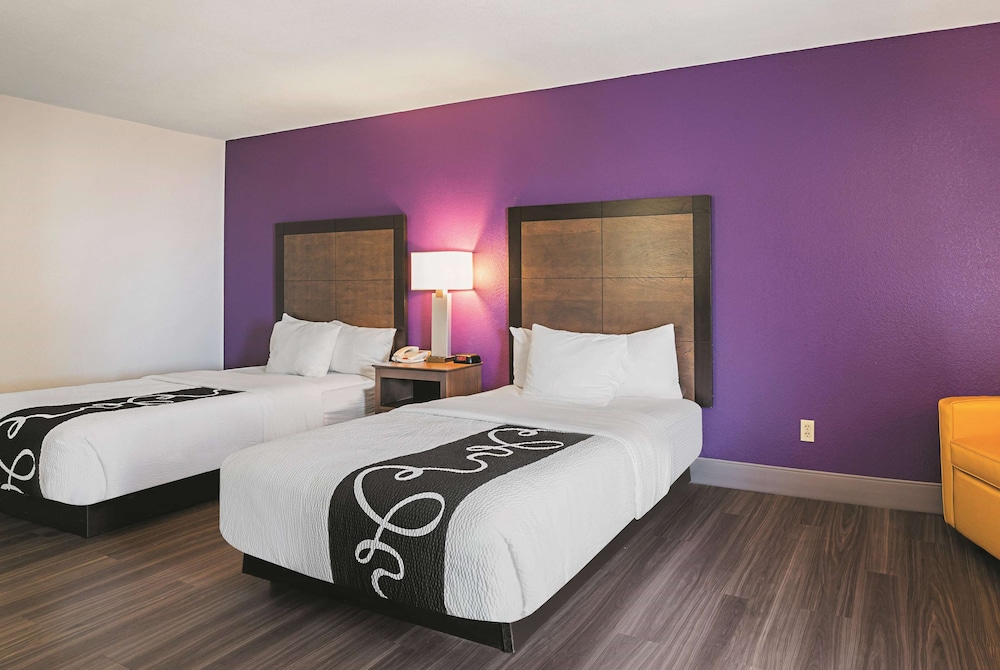 SUITE, MULTIPLE BEDS