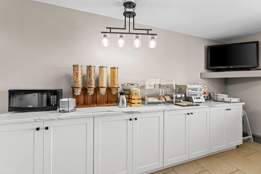 Travelodge Suites by Wyndham Regina / Eastgate Bay 67/71