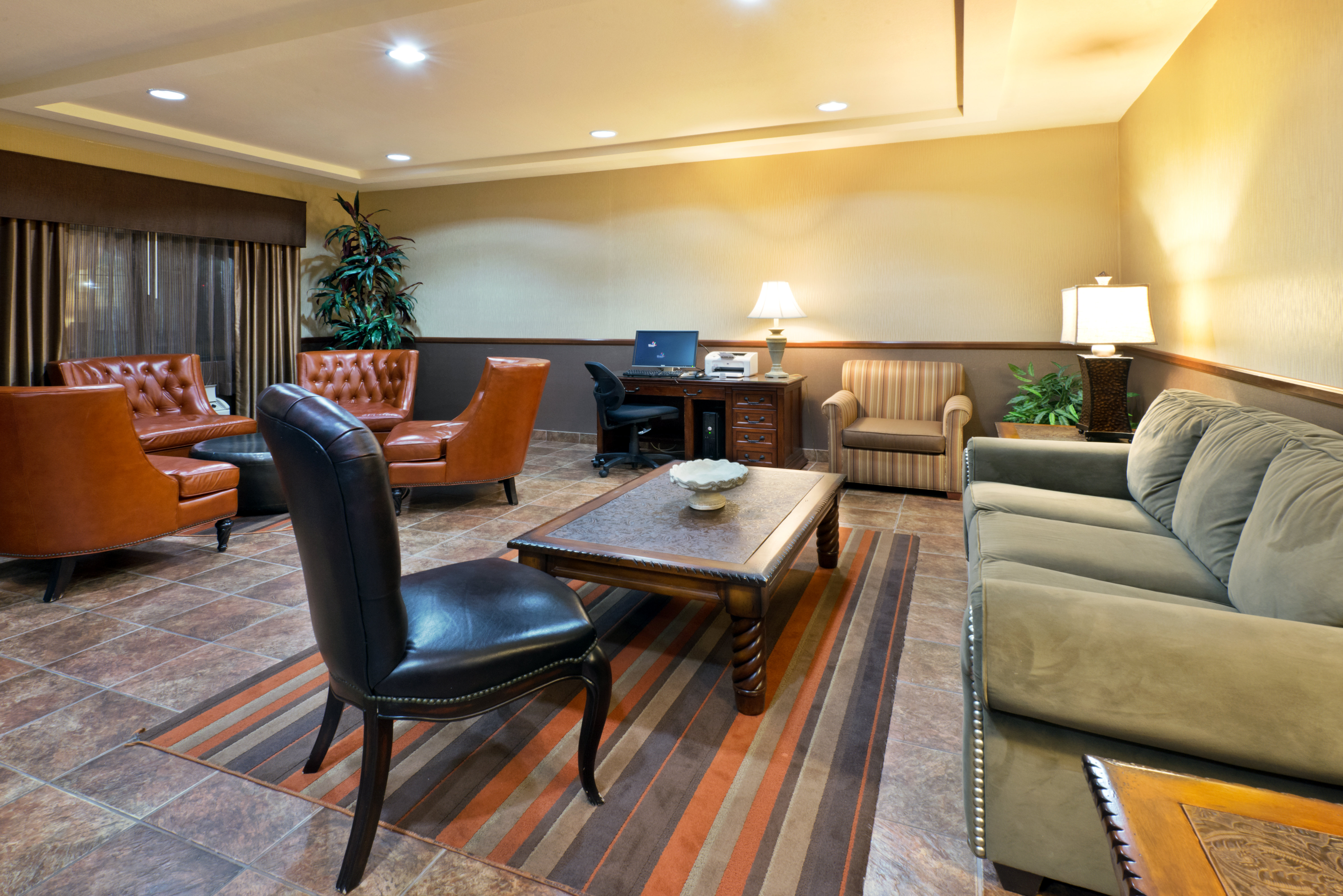 Holiday Inn Express Show Low 28/47